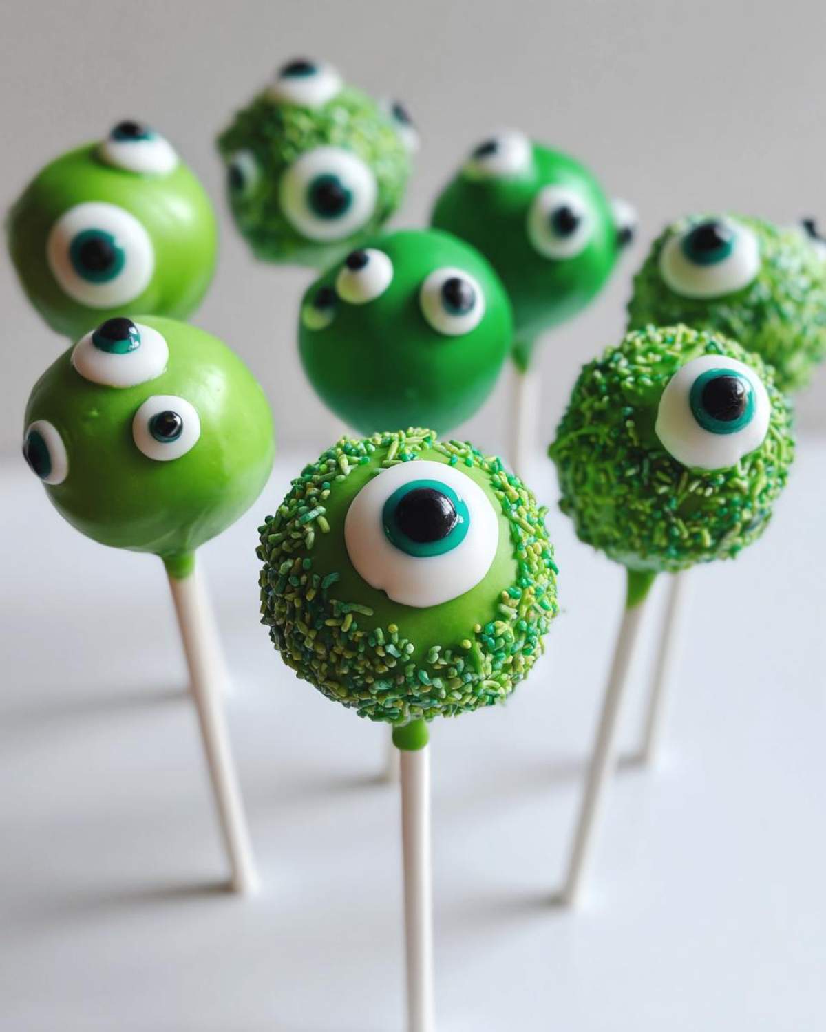 Monster Eyeball Cake Pops - detail 1