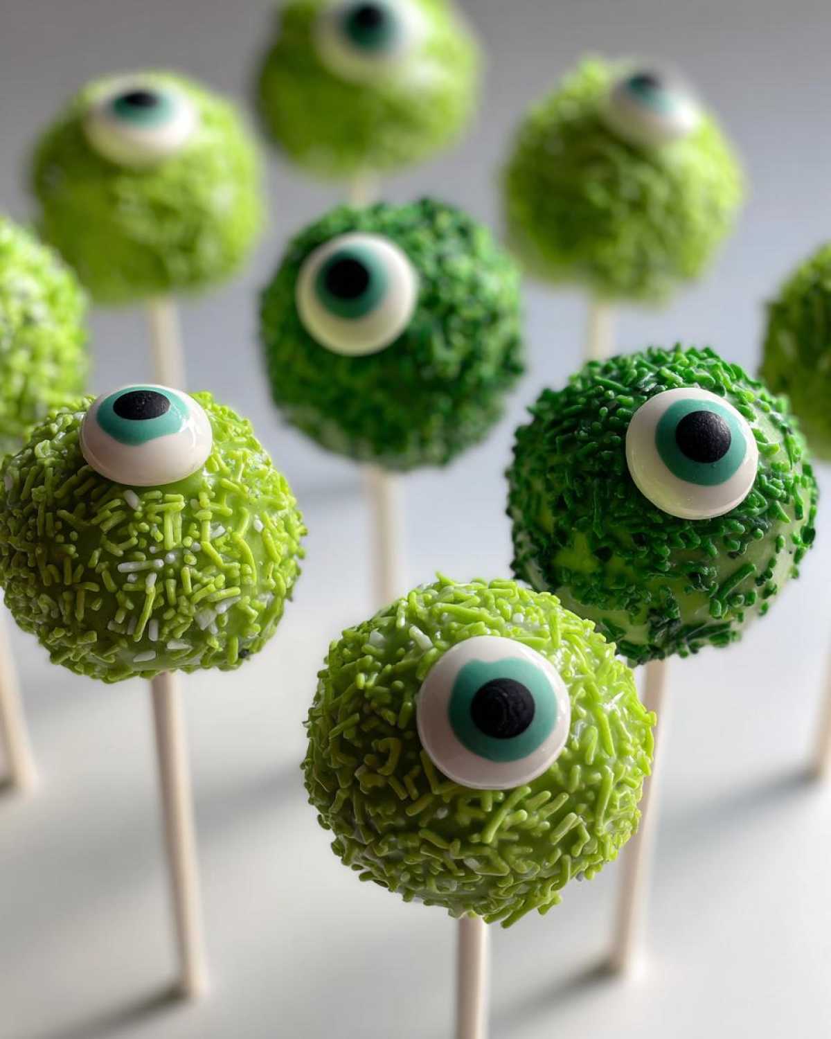Monster Eyeball Cake Pops - detail 3