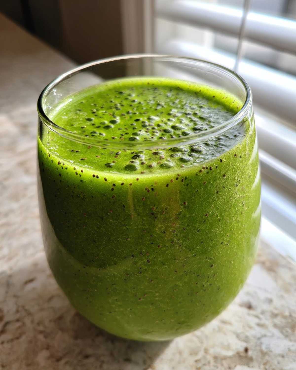 New Year Detox Green Smoothie (Energy Boosting!) - detail 3